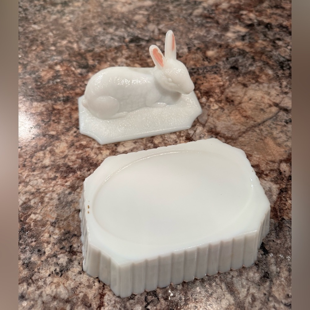 Vintage Westmoreland Milk Glass covered dish featuring a Rabbit on the lid - Picture 4 of 5